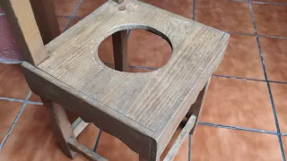 Cantarera antigua de madera. Rústica.