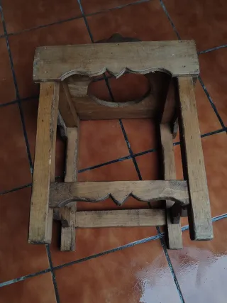 Cantarera antigua de madera. Rústica.