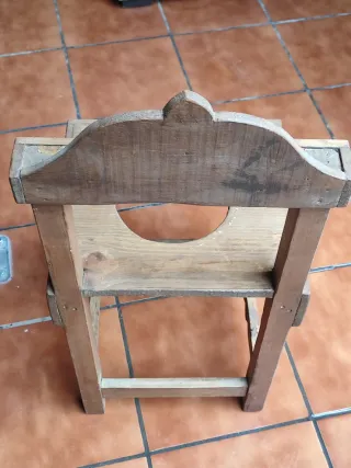 Cantarera antigua de madera. Rústica.