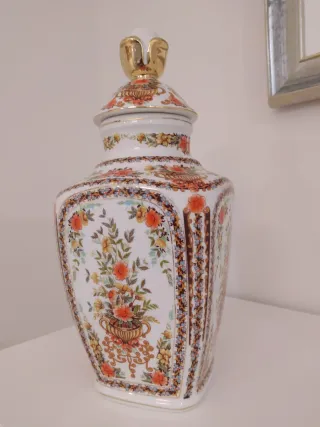 Jarrón de porcelana fina con tapa