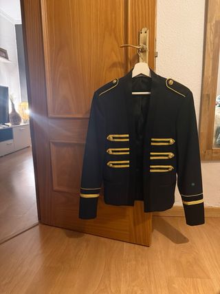 Chaqueta estilo militar negra y dorada
