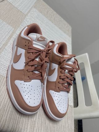 Zapatillas Nike Dunk Low Rosa y Blanco