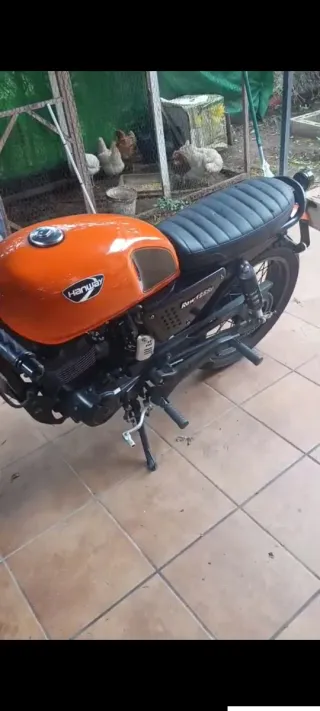 Moto Naranja hanway black café 125