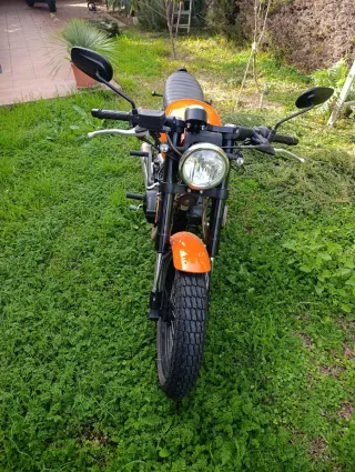 Moto Naranja hanway black café 125