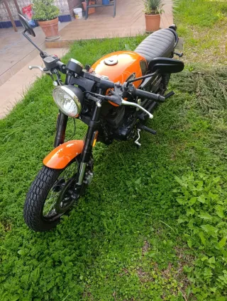 Moto Naranja hanway black café 125