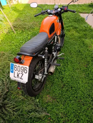 Moto Naranja hanway black café 125