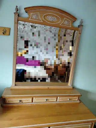 Cómoda de madera con espejo