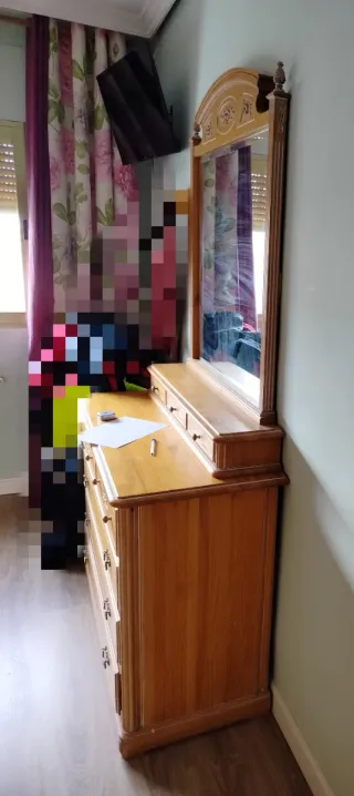 Cómoda de madera con espejo