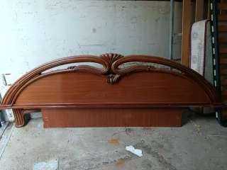 Cabecero de cama de madera y somier