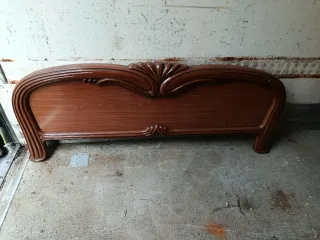 Cabecero de cama de madera y somier