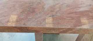 Mesa de granito roja y negra