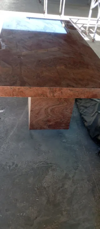 Mesa de granito roja y negra