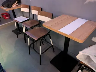 Mesa alta y 4 taburetes madera y metal