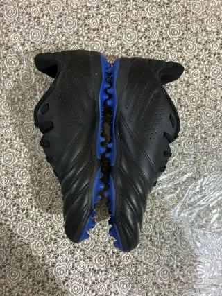 Botas de fútbol negras