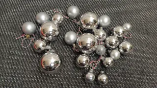 Lote adornos Navidad: bolas colgantes y cestas