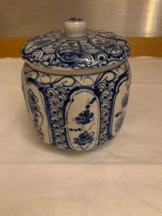 Barattolo in maiolica decorato