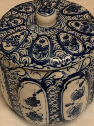 Barattolo in maiolica decorato