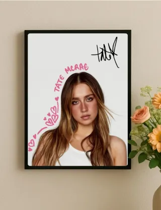 Cuadro Tate McRae con firma