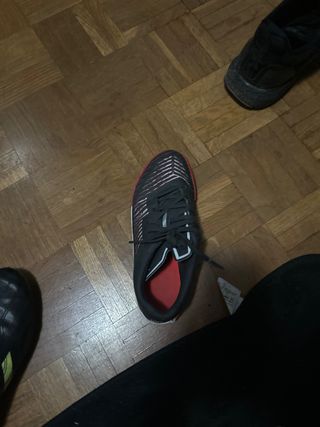 Botas de fútbol sala negras y rojas