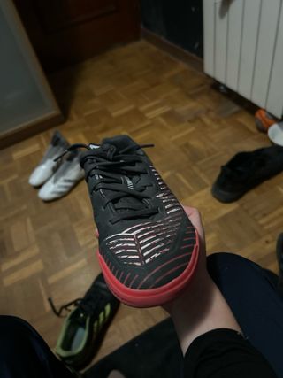 Botas de fútbol sala negras y rojas