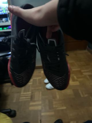 Botas de fútbol sala negras y rojas