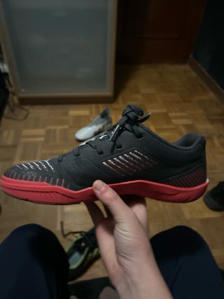 Botas de fútbol sala negras y rojas