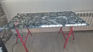 Mesa escritorio cristal con patas rojas Ikea