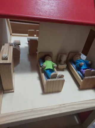 Casa de muñecas de madera