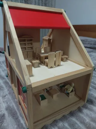 Casa de muñecas de madera