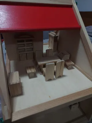 Casa de muñecas de madera