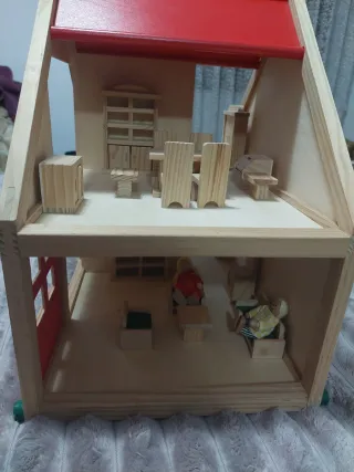 Casa de muñecas de madera