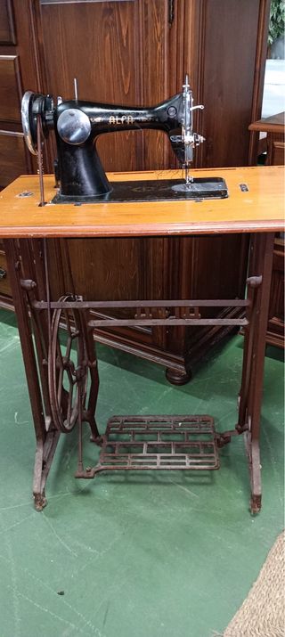 Máquina de coser antigua Alfa