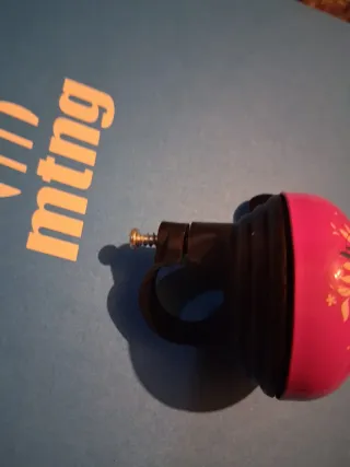 Timbre de bicicleta rosa con diseño