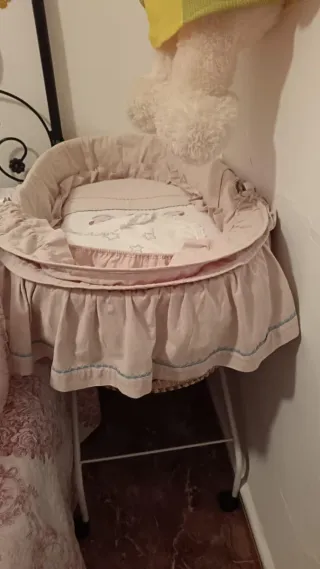 Cuna de bebé de mimbre