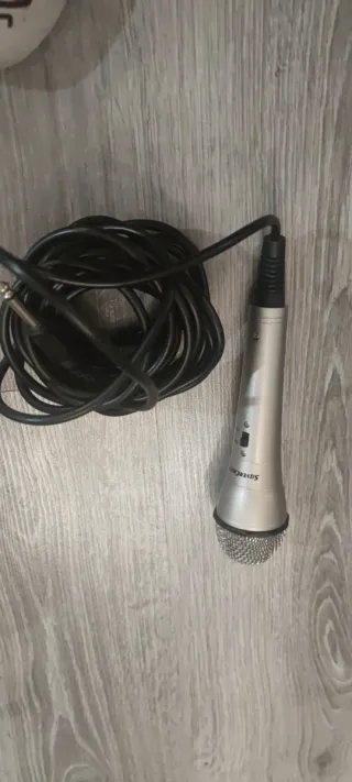 Micrófono plateado con cable