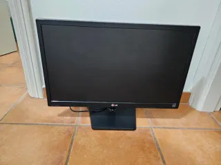Pantalla ordenador LG 24 pulgadas. Con los cables.