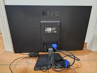 Pantalla ordenador LG 24 pulgadas. Con los cables.