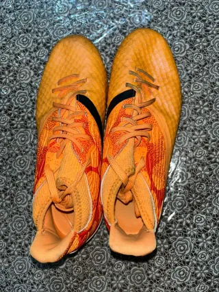 Botas de fútbol naranjas