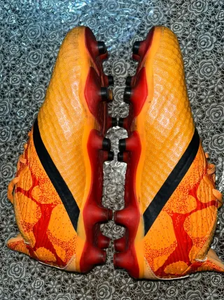 Botas de fútbol naranjas