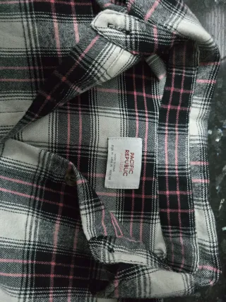 Camisa Pacific República cuadros negros y rosa