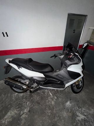 Urge vender Maxi Scooter Gilera Nexus 500.