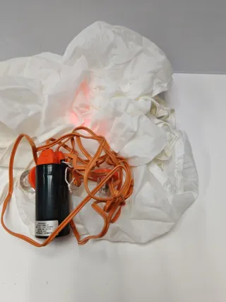 Luz de emergencia naranja y blanca