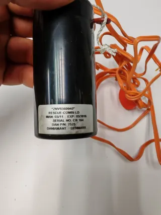 Luz de emergencia naranja y blanca