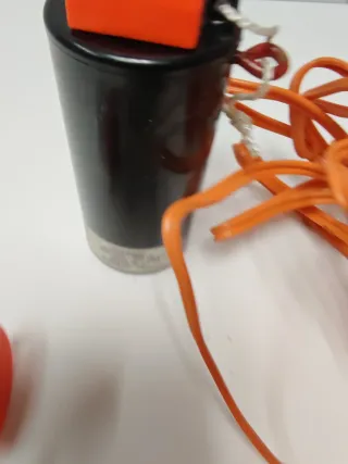 Luz de emergencia naranja y blanca