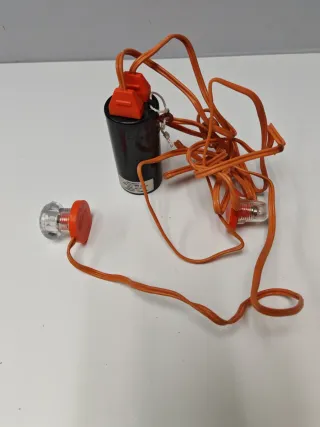 Luz de emergencia naranja y blanca