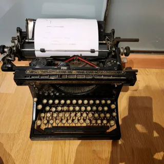 Máquina de escribir antigua Iberia