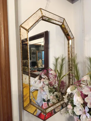 Espejo Octogonal Dorado con Detalles