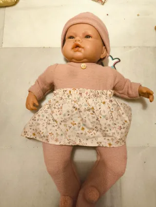 Muñeco bebé rosa con vestido floral