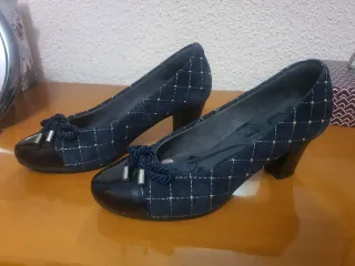 Zapatos de tacón azul marino