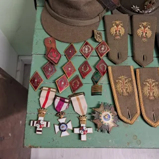 Lote militar: sable, gorras, condecoraciones